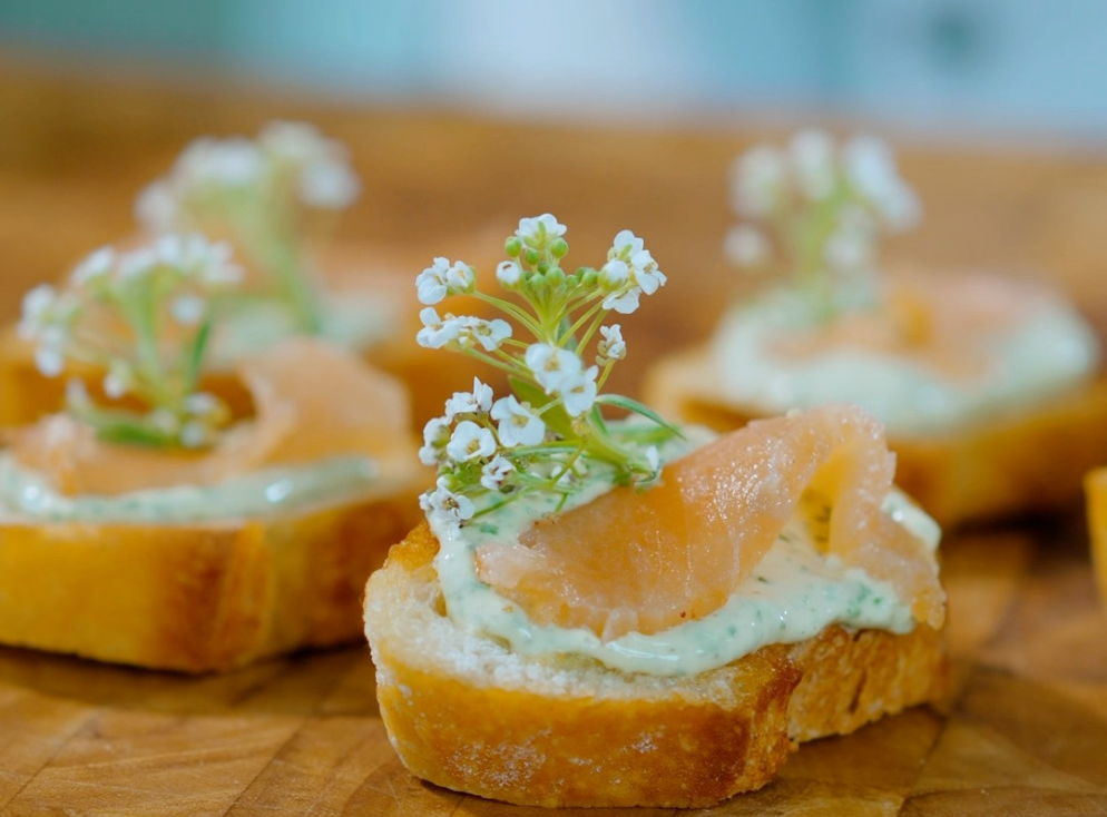Brusqueta de Queijo de Cabra, Espinafre e Salmão Curado