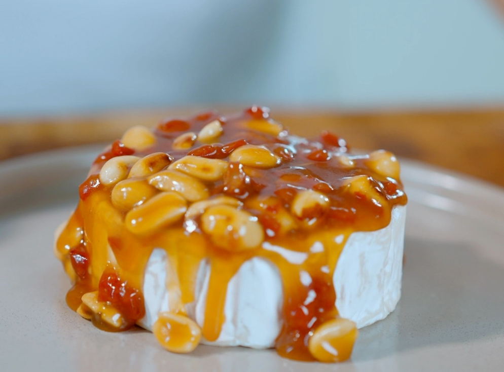 Camembert com Caramelo de Amendoim e Linguiça Curada