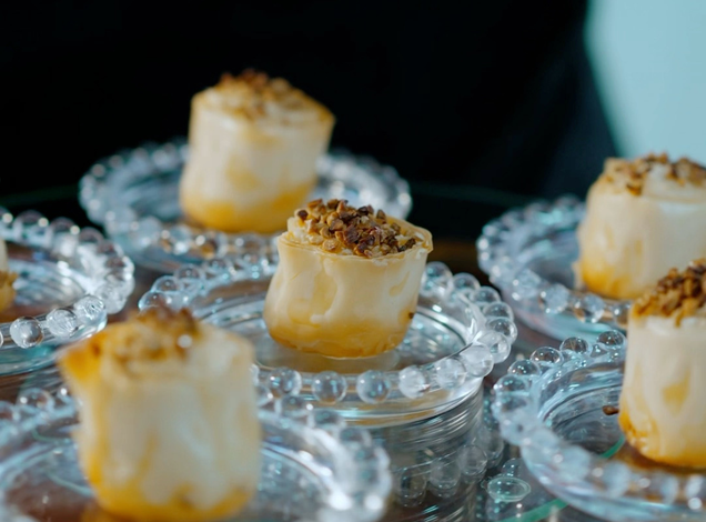 Caracol de Massa Filo com Queijo Gruyère, Castanha de Caju e Mel