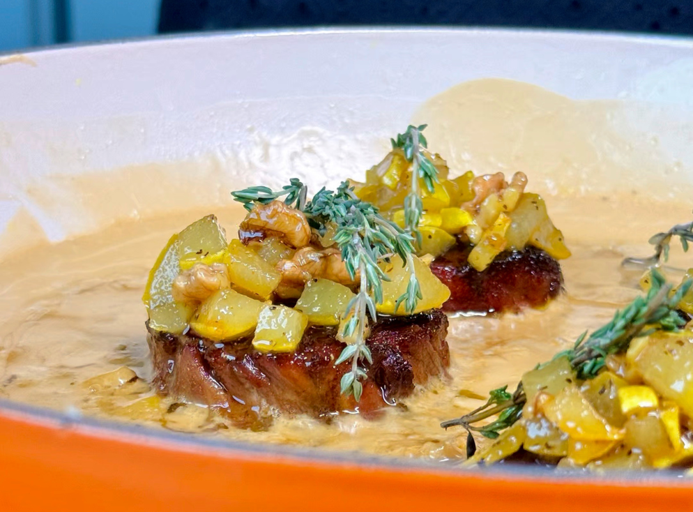 Filé ao Molho de Gorgonzola com Peras Caramelizadas