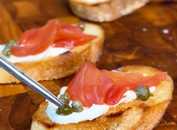 Mini-Brusqueta de Salmão Curado com Creme de Ricota